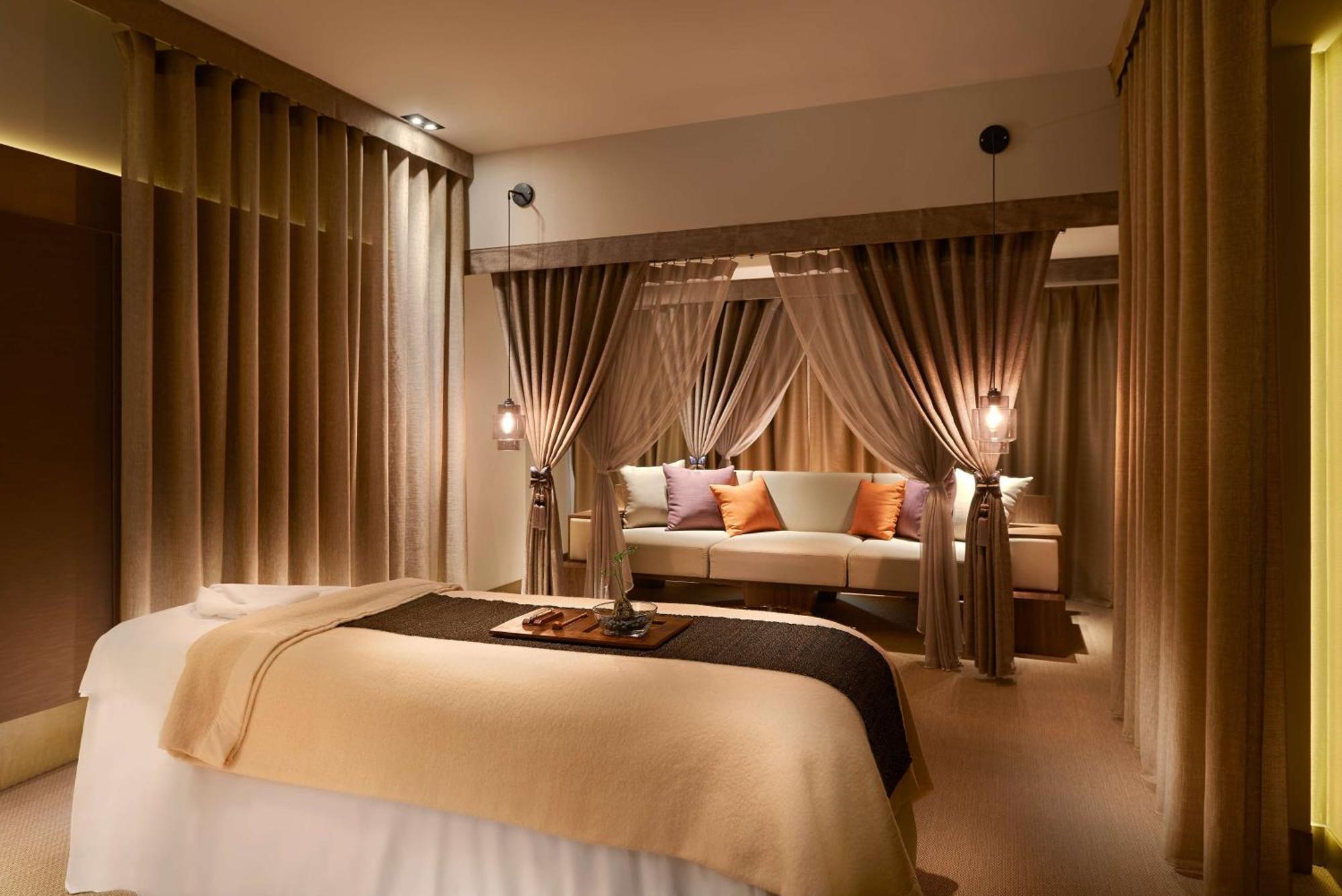 Grand Hyatt Taipei Hotel Екстериор снимка A treatment room at the Four Seasons Spa