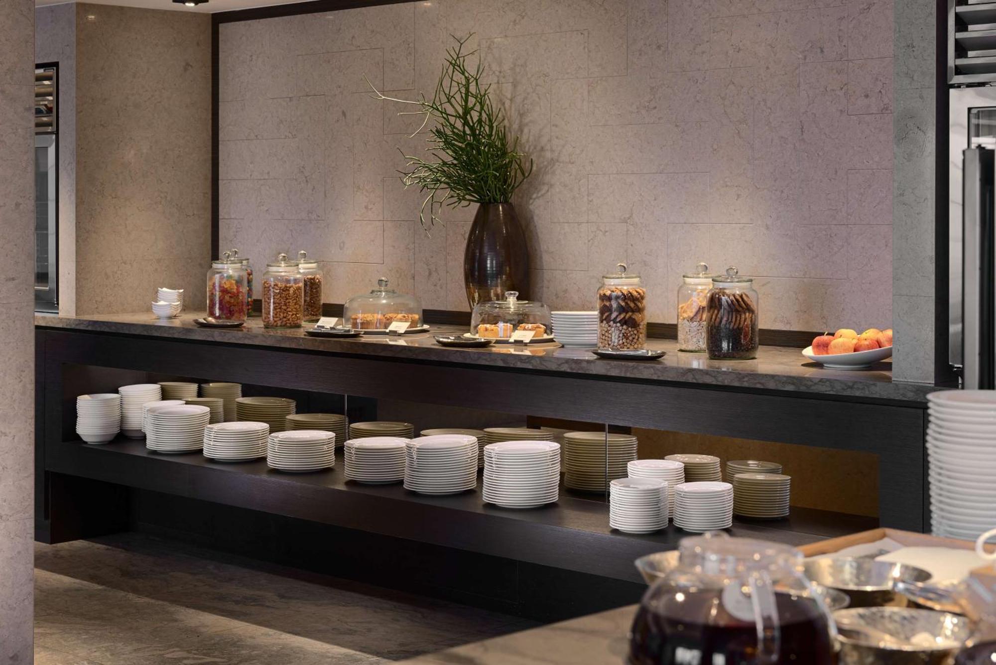 Grand Hyatt Taipei Hotel Екстериор снимка A buffet at a hotel