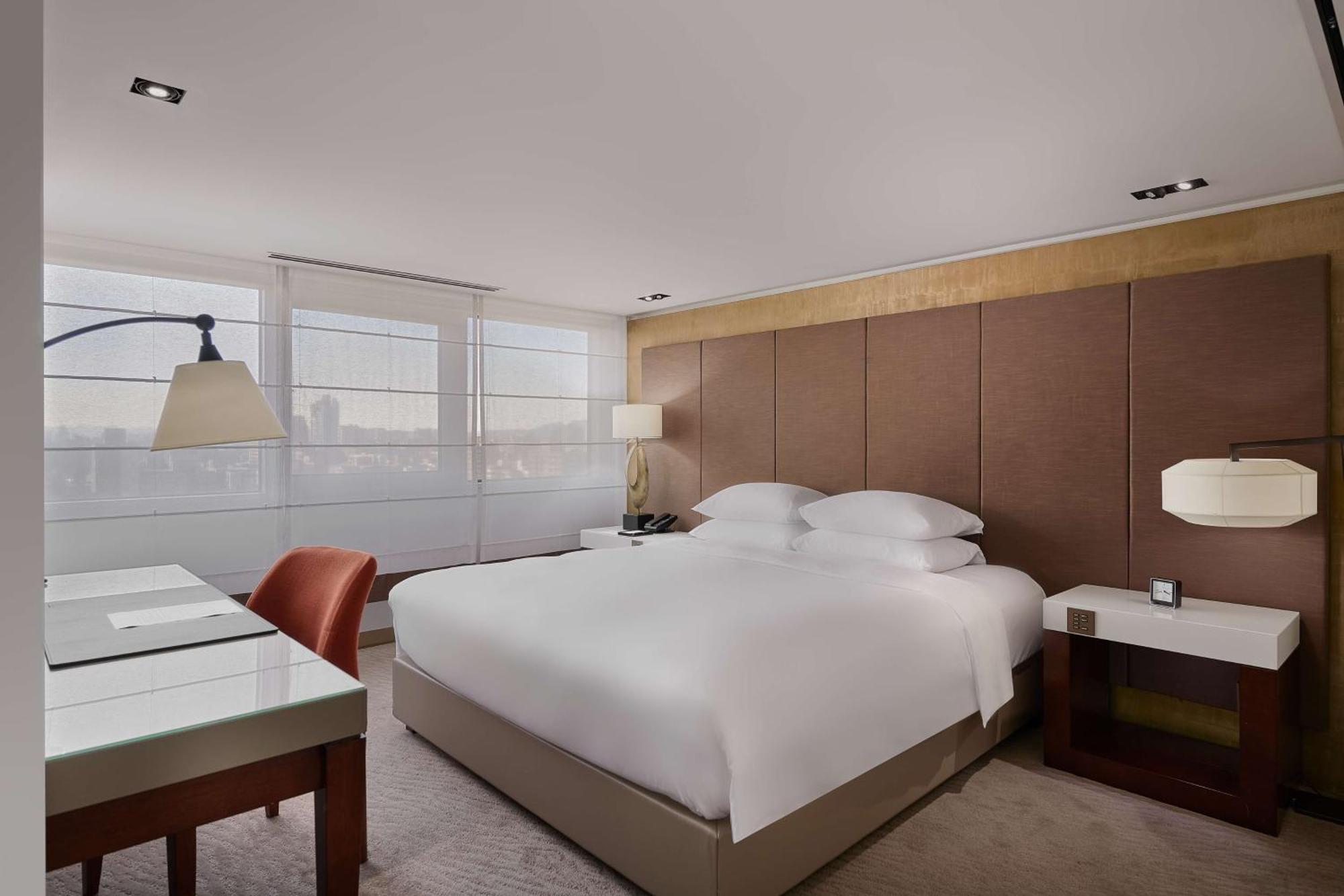 Grand Hyatt Taipei Hotel Екстериор снимка A bedroom at the hotel