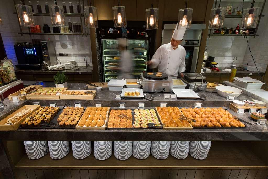 Grand Hyatt Taipei Hotel Ресторант снимка A buffet at a hotel