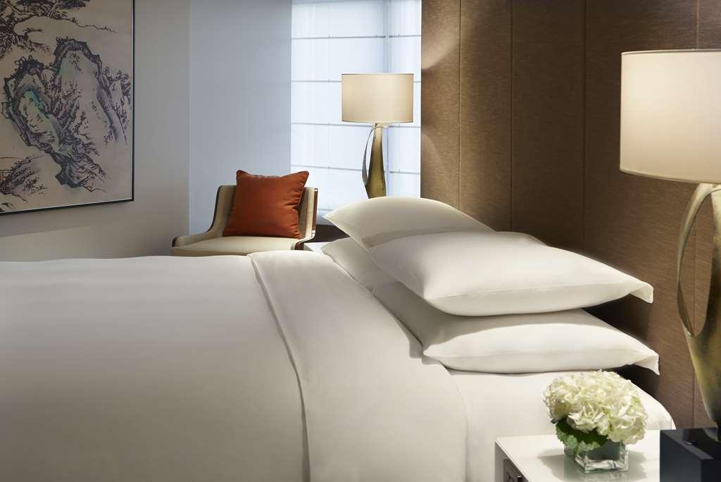 Grand Hyatt Taipei Hotel Стая снимка A guest room at the Four Seasons Hotel