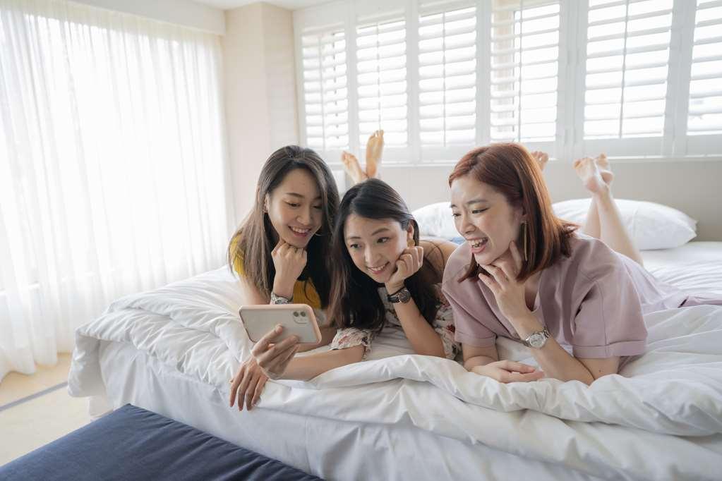 Grand Hyatt Taipei Hotel Стая снимка Thai women using a smartphone